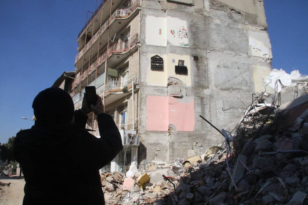 Depremin ardından Hatay'da ilginç görüntü! Duvarda asılı kaldılar... 1